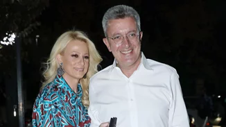 Νίκος Χατζηνικολάου-Κρίστη Τσολακάκη | Η σπάνια βραδινή έξοδος του ζευγαριού στο Θέατρο Άλσος