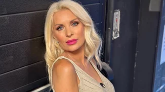 Η Ελένη Μενεγάκη ποζάρει χαμογελαστή χωρίς ίχνος μακιγιάζ | "Ακόμα μία ημέρα στον παράδεισο"