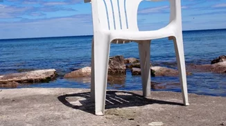 Monobloc Chair | Η δικαίωση της πλαστικής καρέκλας από τους New York Times