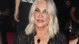 Η Ρούλα Κορομηλά φωτογραφίζεται με ένα body και ένα σακάκι - "Model"