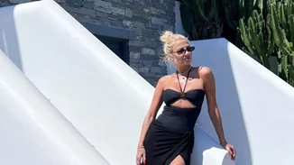 Φαίη Σκορδά | Σε παραλία της Μυκόνου με σύνολο Zeus+Δione