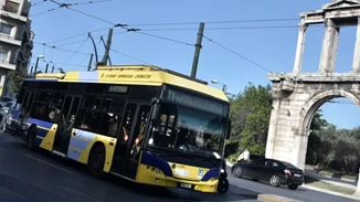 Αναβαθμίζονται σε "έξυπνες" 7.500 στάσεις λεωφορείων και τρόλεϊ