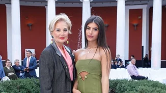 Δέσποινα Γιαννακοπούλου | H εντυπωσιακή εμφάνιση με πράσινο μάξι φόρεμα στο πλευρό του πατέρα της, Δημήτρη