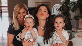 Χριστίνα Μπόμπα | Πόση ώρα επιτρέπει στις κόρες της να βλέπουν βίντεο;