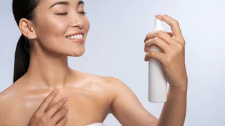 Το ενυδατικό (και πολύ δροσιστικό) water mist που χρειάζεσαι οπωσδήποτε στις διακοπές σου - και όχι μόνο