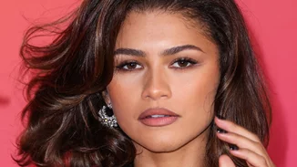 Zendaya | Το girly χτένισμά της με λευκό φιόγκο θα αντιγραφεί όσο κανένα άλλο φέτος