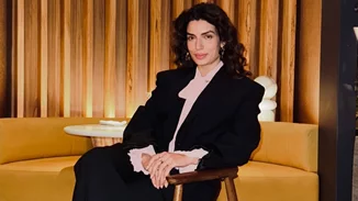 Η Τόνια Σωτηροπούλου προτείνει τον μοντέρνο τρόπο για να φορέσεις ένα μαύρο κοστούμι