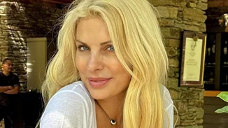 Eλένη Μενεγάκη | Μετά το αεροδρόμιο τώρα στο σαλόνι του πλοίου με τους υπόλοιπους επιβάτες