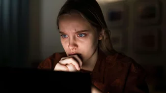 Γιατί αρέσει στον κόσμο να κλαίει στα social media και τι είναι το sadbait