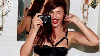 52 και πανέμορφη | Η Helena Christensen ποζάρει με σέξι εσώρουχα