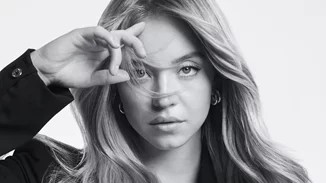 Sydney Sweeney | Τα φρεσκοβαμμένα καστανόξανθα μαλλιά της μας δίνουν έμπνευση για μια χειμωνιάτικη αλλαγή