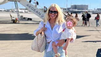 Η Ιωάννα Μαλέσκου φωτογραφίζεται με την κόρη της, φορώντας matchy matchy σύνολα | "Ροζ σίφουνας"