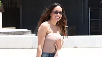 Η Καλομοίρα επέστρεψε στην Ελλάδα | Τι απαντάει για την παρουσίαση του J2US