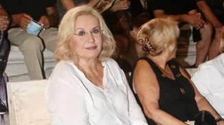 Βέρα Κρούσκα | Αμακιγιάριστη σε θεατρική πρεμιέρα