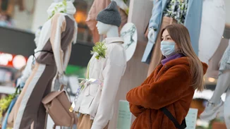 ΗΠΑ | Υποχρεωτικές μάσκες, τεστ κορονοϊού (Covid-19), καθώς η Εβδομάδα Μόδας της Νέας Υόρκης υιοθετεί τη "νέα κανονικότητα"