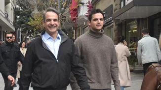 Κυριάκος Μητσοτάκης | Με τον γιο του, Κωνσταντίνο στο κέντρο της Αθήνας