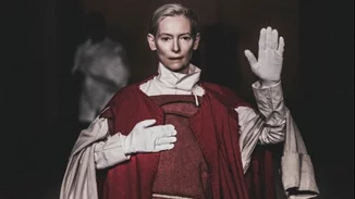 Η Tilda Swinton για πρώτη φορά στη Στέγη με μία τελετουργική περφόρμανς