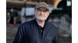 Τέλος εποχής | O Phil Collins αποκαλύπτει πως δεν μπορεί να κρατήσει καλά καλά τις μπαγκέτες των ντραμς