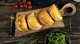 Τυροπιτάκια σε 5 λεπτά...και γίνονται πεντανόστιμα!