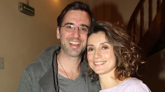 Mε maxi black dress και τον Νικηφόρο Χαραγκιώνη στο πλευρό της | Η Ευδοκία Ρουμελιώτη στην avant premiere της σειράς "Τρομεροί Γονείς"