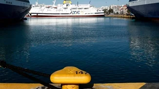 Aπεργιακή κινητοποίηση στα πλοία της ακτοπλοΐας για τον θάνατο 20χρονου ναυτεργάτη στο "Blue Star Χίος"