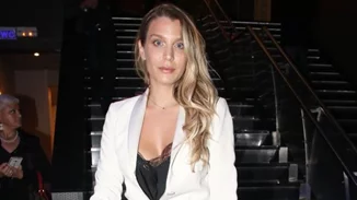 3,5 μήνες μετά | Η Κατρίνα Τσάνταλη με ροζ κοστούμι στην πρώτη της εμφάνιση μετά τον ερχομό του γιου της