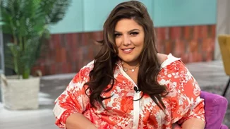 Η τοπ τάση της άνοιξης | Η Δανάη Μπάρκα φόρεσε το πιο κομψό floral set από Marks & Spencer