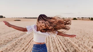 Οι βιταμίνες και τα ιχνοστοιχεία για υγιή μαλλιά, δυνατά νύχια και λαμπερό δέρμα