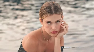 Επιστροφή στη Μύκονο για την Κλέλια Ανδριολάτου | Η σέξι selfie στο κρεβάτι της