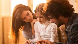 "Ο πόνος υπάρχει στον κόσμο και δεν υπάρχει πάντα δικαιοσύνη"- Μια ψυχοθεραπεύτρια εξηγεί πώς μιλάμε στα παιδιά για τη θλίψη και τον θυμό