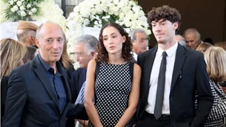 Τζέλλα και Στάθης Πλέσσας | Αυτά είναι τα άγνωστα εγγόνια του Μίμη Πλέσσα - Με τον πατέρα τους στην κηδεία του παππού τους