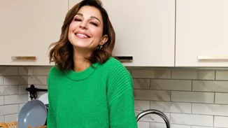 Κατερίνα Παπουτσάκη | Μαγειρεύει θαλασσινά με τον Μάξιμό της - Η μοντέρνα κουζίνα τους