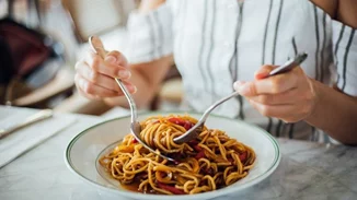 Πεινάς συνέχεια; Οι 6 ορμόνες που κρύβονται πίσω από την όρεξή σου