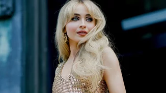 Αυτές οι βελούδινες sling-back γόβες από τη Mango κοστίζουν 39,99 ευρώ και είναι τα παπούτσια που θα φορέσουμε περισσότερο στις γιορτές