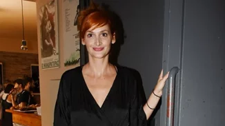 Μαρία Κωνσταντάκη | Η σέξι εμφάνιση με κοντή δερμάτινη φούστα και statement καλσόν