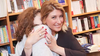 Σία Κοσιώνη | Με denim παντελόνι που κολακεύει μοναδικά τη σιλουέτα της στην Κηφισιά