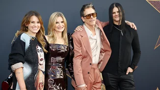 Meet the Bacons | Ο Κevin Bacon, η Kyra Sedgwick, ο Τravis και η Sosie, όλοι έδωσαν το παρών στην πρεμιέρα του πρεμιέρα του MaXXXine