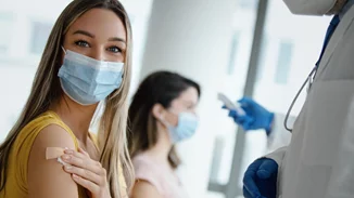 Γιατί οι Ομικρον 4 και 5 χτυπούν καμπανάκι: Τα διαφορετικά και έντονα συμπτώματα, οι πιθανότητες επαναλοίμωξης