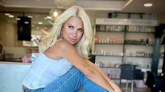 Στα λευκά η Ελένη Μενεγάκη | Οι πόζες με αφορμή την ονομαστική γιορτή της