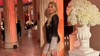 Κωνσταντίνα Σπυροπούλου | Σε νεαρή ηλικία με μαυρισμένο κορμί και φούξια κραγιόν