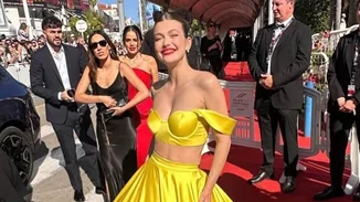 Πιο εντυπωσιακή από ποτέ | Η Κλέλια Ανδριολάτου με κίτρινο twin set στο κόκκινο χαλί του Φεστιβάλ Καννών.