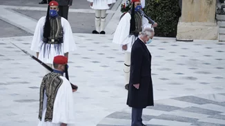 Η συγκίνηση του Καρόλου την ώρα της κατάθεσης στεφάνου