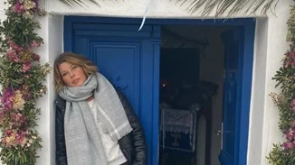 Σοφία Αλιμπέρτη | Στρώνει το τραπέζι στο σπίτι της στην Πάρο