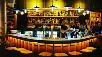 Στο "Λοκάλι" εξακολουθούν να φτιάχνουν ποτά για τον κόσμο