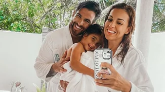 Ελένη Χατζίδου | Με δυο νυφικά στον γάμο της με τον Ετεοκλή Παύλου και παρανυφάκι την κόρη τους