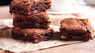 Η πιο εύκολη συνταγή για σπιτικά brownies που έχεις δοκιμάσει | Έτοιμα σε 6 μόλις λεπτά