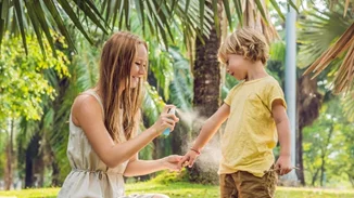 Απεχθάνεσαι τη σιτρονέλα; Βρήκαμε μία αποτελεσματική εντομοαπωθητική λοσιόν με άρωμα καφέ