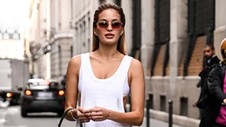 Το λευκό φόρεμα με κεντήματα από τη Stradivarius που θα σε βάλει σε mood διακοπών