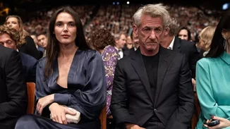 Sean Penn | Η αμήχανη εμφάνιση με την 30χρονη σύντροφό του σε gala στη Γαλλία