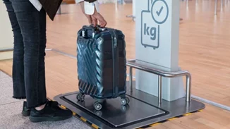 Κι όμως, μία αεροπορική εταιρία αποφάσισε να ζυγίζει τους επιβάτες όπως τις χειραποσκευές